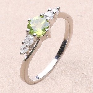 Prsten stříbrný s broušeným olivínem a zirkony Ag 925 011580 PD - 62 mm (US 10) 2,0 g