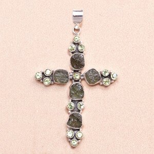 Vltavín a olivín přívěsek kříž stříbro Ag 925 LOT1 - 5,1 cm, 8,3 g